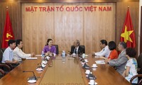 La vice-présidente du FPV reçoit les dignitaires du conseil spirituel du Baha'i Vietnam