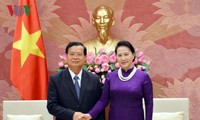 Nguyen Thi Kim Ngan reçoit une délégation du comité laotien de paix et de solidarité