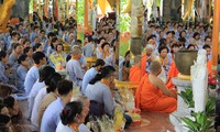  Banyak warga dan umat Buddhis ikut serta dalam Upacara Ulambana