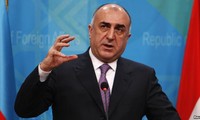 Le chef de la diplomatie azerbaïdjanais reçu par Nguyen Xuan Phuc