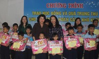 Dang Thi Ngoc Thinh remet des cadeaux de la mi-automne à Hue