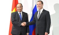  Nguyen Xuan Phuc rencontre le Premier ministre russe et le président philippin