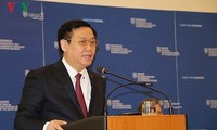 Le vice-Premier ministre Vuong Dinh Hue travaille avec la caisse de sécurité sociale