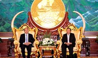 Nguyên Xuân Phuc rencontre les plus hauts dirigeants du Laos