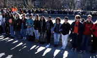 Etats-Unis : des milliers d'élèves manifestent contre les armes à feu