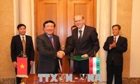 Vietnam-Hongrie: signature du mémorandum de coopération entre leurs Cours suprêmes