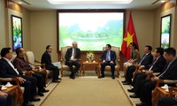 Vuong Dinh Huê reçoit le président de HDI Global SE et le recteur d’une université de Bratislava
