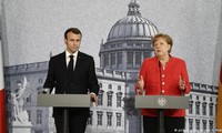 Macron et Merkel affichent leurs différences sur la zone euro 