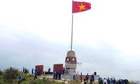 Fête du 30 avril : Installation d’une à drapeau dans la province de Quang Binh