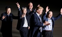 Trump accueille les détenus américains libérés par Pyongyang