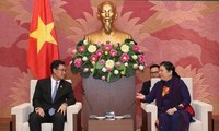 Tong Thi Phong reçoit le secrétaire de l’union de la jeunesse populaire révolutionnaire du Laos