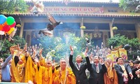 Le 2562e anniversaire de la naissance de Bouddha célébré au Vietnam