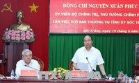 Nguyên Xuân Phuc travaille avec des responsables de Soc Trang