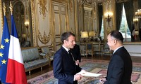L’ambassadeur du Vietnam présente sa lettre de créance au Président français