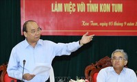 Nguyên Xuân Phuc travaille avec les dirigeants de la province de Kon Tum
