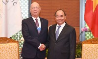 PM Nguyen Xuan Phuc menerima Pendiri, Presiden Eksekutif WEF, Klaus Schwab