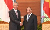 WEF ASEAN 2018: le PM Nguyên Xuân Phuc reçoit son homologue singapourien
