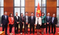 Vuong Dinh Huê rencontre des dirigeants des groupes financiers