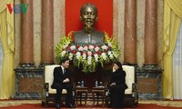 Le Premier ministre sud-coréen Lee Nak-yeon reçu par Dang Thi Ngoc Thinh