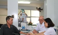 Consultations médicales gratuites: des médecins français à Hai Phong