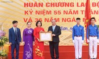Nguyên Xuân Phuc visite le lycée Da Phuc