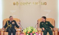 Le général Ngô Xuân Lịch reçoit le commandant de l'armée de terre de l’Inde
