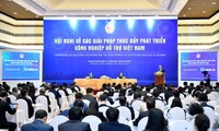 Nguyên Xuân Phuc à la conférence sur les industries auxiliaires