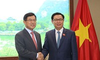 Vuong Dinh Huê reçoit le directeur général de Samsung Vietnam