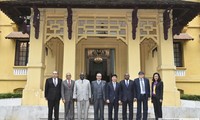 Nguyên Quôc Cuong reçoit des diplomates africains