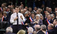 Grand débat national: Emmanuel Macron réussit son oral face aux maires de Normandie
