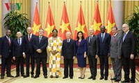 Nguyên Phu Trong reçoit des ambassadeurs étrangers