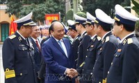 Nguyên Xuân Phuc rend visite aux forces navales
