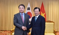 Le vice-président du groupe Hyundai reçu par le vice-Premier ministre Trinh Dinh Dung