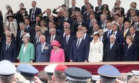 Elizabeth II remercie les héros du D-Day aux côtés de Trump et Macron 
