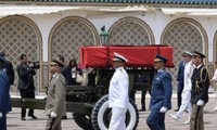 Des milliers de Tunisiens rendent un dernier hommage à leur président