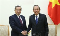 Le ministre d’Etat japonais pour les Affaires intérieures et les Communications en visite au Vietnam