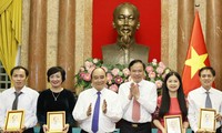 Nguyên Xuân Phuc honore les salariés exemplaires du PVN