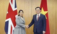 Vuong Dinh Huê rencontre la ministre britannique de l’Intérieur Priti Patel