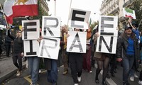 Paris: Des milliers de manifestants pour les Iraniens