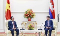 Vuong Dinh Huê rencontre le Premier ministre et la vice-première ministre du Cambodge