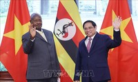 Rencontre entre Pham Minh Chinh et le président ougandais