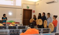Des étudiants italiens interprètent le Kiêu et présentent les marionnettes vietnamiennes à Venise