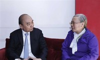 Nguyên Xuân Phuc rend visite à la famille de ses prédécesseurs