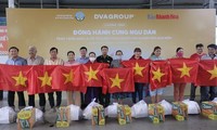 Remise de 3000 drapeaux du Vietnam aux pêcheurs de Truong Sa 