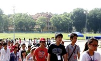Thanh thiếu niên kiều bào viếng lăng Chủ tịch Hồ Chí Minh