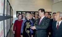 Thủ tướng Nguyễn Tấn Dũng thăm triển lãm “Nét vẽ tri ân” 