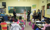 Bà Trương Mỹ Hoa thăm trường tiếng Việt Lạc Long Quân
