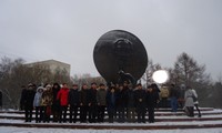 Dâng hương tưởng niệm Chủ tịch Hồ Chí Minh tại Liên bang Nga