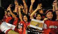Cổ động viên Việt Nam chào đón các cầu thủ Arsenal đến Việt Nam