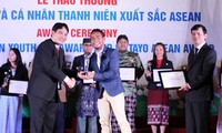 Trao Giải thưởng các tổ chức và cá nhân thanh niên xuất sắc ASEAN